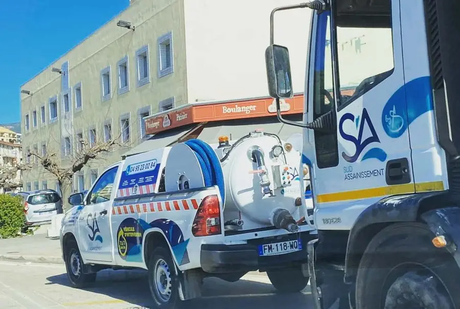 Véhicules Sud Assainissement en intervention en centre-ville d'Ajaccio