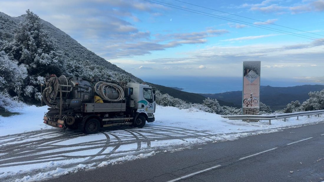Camion hydrocureur Sud Assainissement sur une route enneigée de Corse