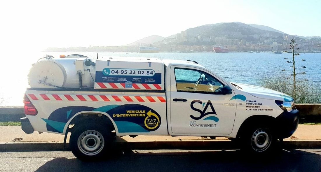 4x4 d'intervention Sud Assainissement devant le golfe d'Ajaccio