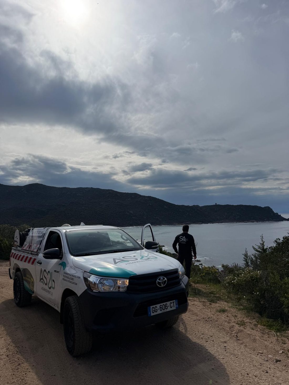 Technicien Sud Assainissement en inspection sur le littoral corse